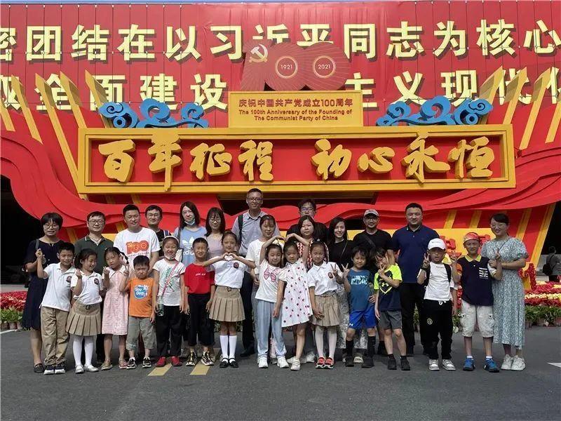 夏日时尚的爱丽