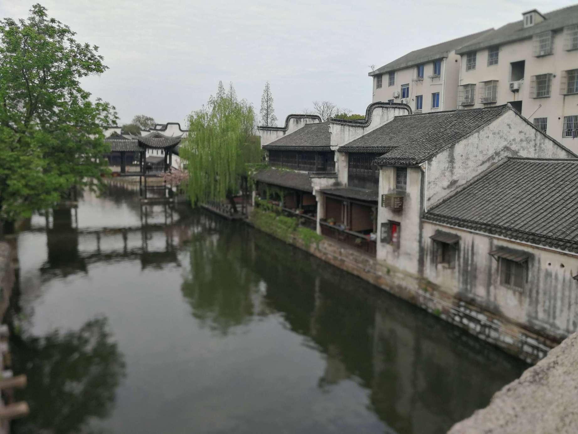 努力向上的铁球